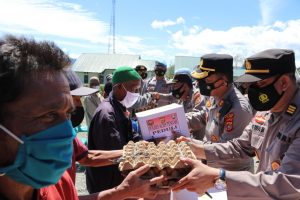 Kapolres Aceh Tengah Berikan Bantuan Sosial Untuk Puluhan Masyarakat Korban Angin Puting Beliung