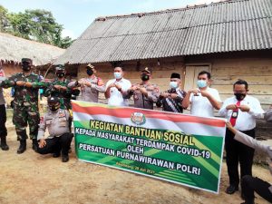 Kapolda Sumsel Beserta Jajarannya Beri Bantuan Ke Masyarakat Yang Melakukan Isoman