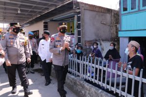 Kapolda Sumsel Bersama Kapolrestabes Palembang Beri Bantuan Kepada Warga Yang Terdampak Covid-19