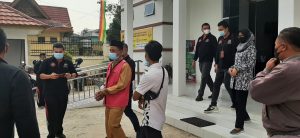 Kejari Pelalawan Tahan Kades Segamai Teluk Meranti Kejari Pelalawan Tahan Kades Segamai Teluk Meranti