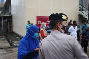 HUT ke-30, Alumni Akpol 91 Bharadaksa Polda Aceh Bagikan Sembako di Pasar Lambaro HUT ke-30, Alumni Akpol 91 Bharadaksa Polda Aceh Bagikan Sembako di Pasar Lambaro