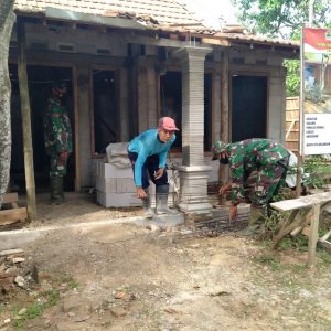 Anggota TNI Bantu Siapkan Rangka Besi Tulangan Untuk Pengecoran