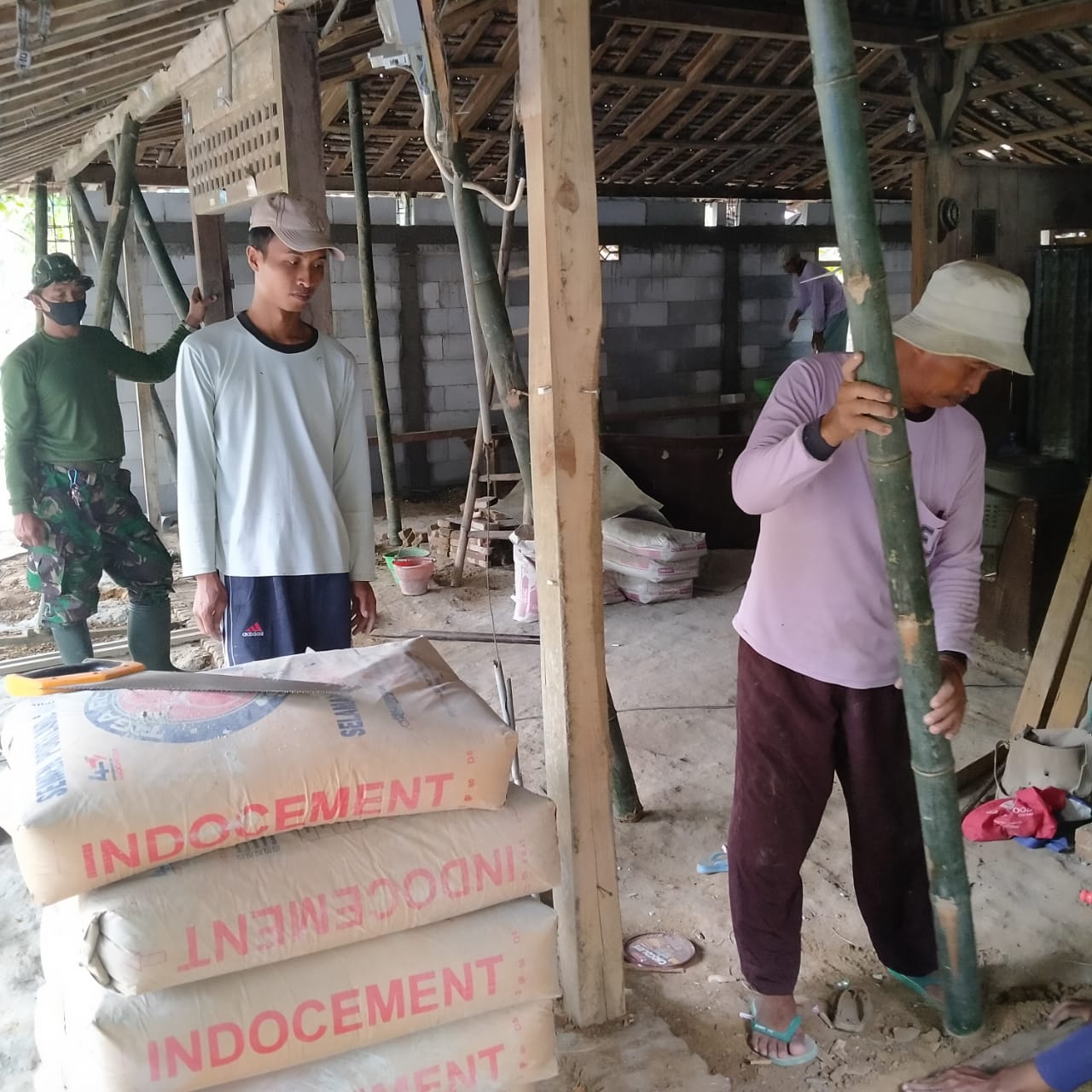 Pemasangan Tiang Sanggah Atap Sementara Untuk Pembangunan