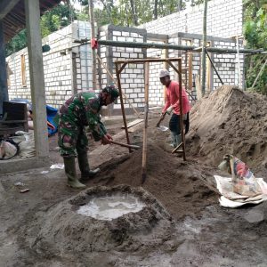 Kolaborasi Semangat Antara TNI Dan Warga Dalam Membuat Adukan