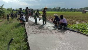Kebut Pengerjaan Rabat Beton Jalan Program TMMD Reguler Ke-111 Kodim 0718/Pati