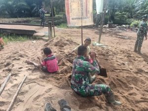 Tak Segan dan Penuh Keakraban, Anak-Anak Bermain Bersama Personil Satgas TMMD Ke-111 Kodim 1207/Pontianak