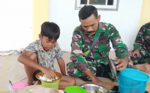 Wujudkan Kedekatan, Satgas TMMD Ke-111 Kodim 1207/Pontianak Ajak Anak Kecil Makan Siang Bersama