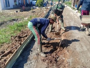 Untuk Melancarkan Pekerjaan Rabat Beton Jalan, Satgas TMMD Ke-111 Bersama Warga Meratakan Jalan