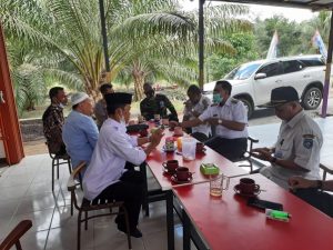 Komandan SST TMMD Ke-111 Kodim 1207/Pontianak Gunakan Waktu Istirahat Siang Untuk Silahturahmi Dengan Tokoh Masyarakat Setempat