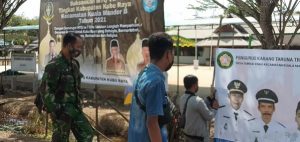 Sukseskan MTQ Tingkat Kabupaten Kubu Raya, Anggota Satgas TMMD Ke-111 Kodim 1207/Pontianak Dampingi Panitia Pasang Baliho dan Spanduk