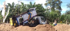Satgas TMMD Ke-111 Kodim 1207/Pontianak Meratakan Gundukan Pasir di Desa Kuala Mandor B