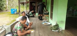 Bangga Pencapaian TMMD di Desanya, Warga Ajak Anggota Satgas TMMD Ke-111 Kodim 1207/Pontianak Makan Siang