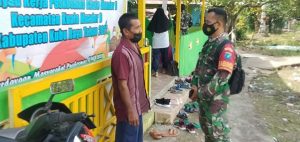 Kesederhanaan Anggota Satgas TMMD Ke-111 Kodim 1207/Pontianak Mengkonsumsi Buah Untuk Meningkatkan Stamina