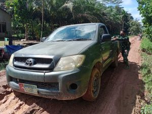 Jalan Licin dan Berlumpur, Mobil Pembawa Material Terjebak Lumpur di Lokasi TMMD Ke-111 Kodim 1207/Pontianak
