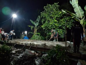 Bahu Membahu Bersama Warga, Satgas TMMD Ke-111 Kodim 1207/Pontianak Tetap Bekerja Pada Malam Hari