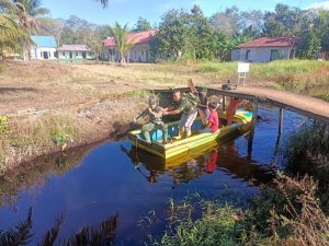 Anggota Satgas TMMD Ke-111 Kodim 1207/Pontianak Bermain Sampan Bersama Anak-Anak Desa Kuala Mandor B