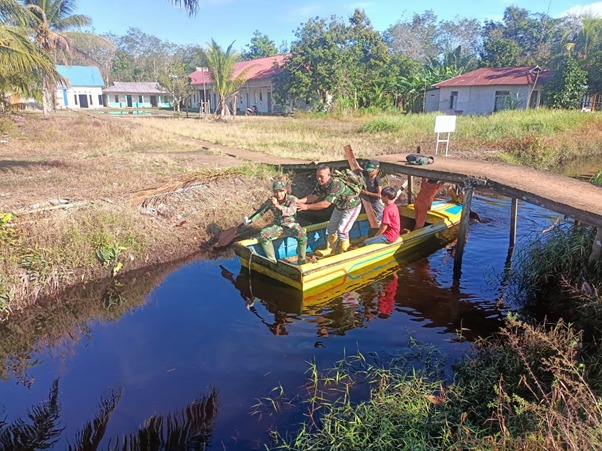 Anggota Satgas TMMD Ke-111 Kodim 1207/Pontianak Bermain Sampan Bersama Anak-Anak Desa Kuala Mandor B