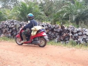 Pastikan Kualitas Hasil Pengecoran, Komandan SSK Satgas TMMD Ke-111 Kodim 1207/Pontianak Turun Langsung Dorong Plastik Alas Cor