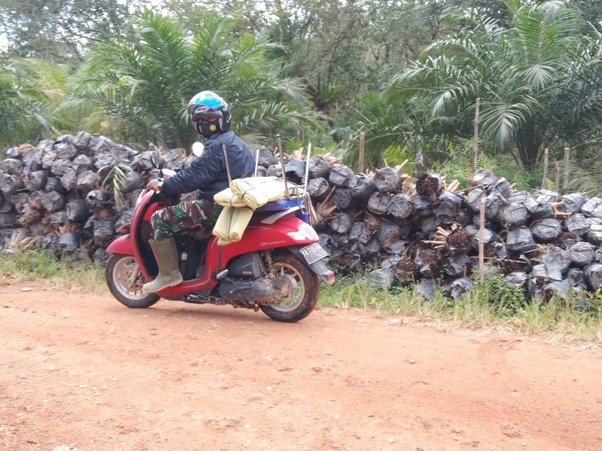 Pastikan Kualitas Hasil Pengecoran, Komandan SSK Satgas TMMD Ke-111 Kodim 1207/Pontianak Turun Langsung Dorong Plastik Alas Cor