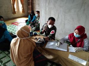 Layanan Kesehatan Gratis Oleh Tim Kesehatan TMMD Ke-111 Kodim 1207/Pontianak Diserbu Warga Kuala Mandor B