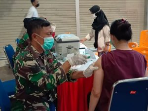 Anggota Satgas TMMD Ke-111 Kodim 1207/Pontianak Ikut Serta Dalam Serbuan Vaksinasi