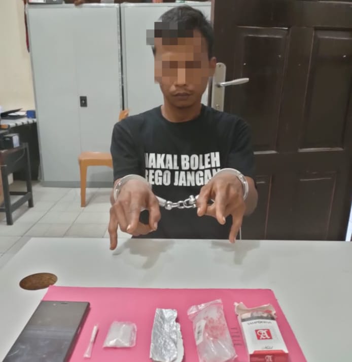 Dr Razman Arif Nasution (RAN) SH SAg MA Ph.D. Kuasa Hukum Dr Richard Lee, ketika jumpa pers dikediaman Dr Richard Lee, Rabu (11/08/21). Foto: Syf