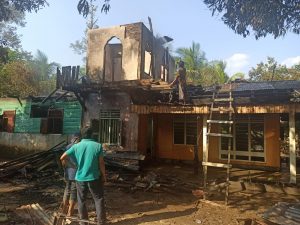 Kebakaran Rumah Di Desa Kuntu, Masyarakat dan Anggota Polsek Kampar Kiri Bantu Pemadaman Kebakaran Rumah Di Desa Kuntu, Masyarakat dan Anggota Polsek Kampar Kiri Bantu Pemadaman