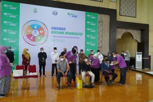IAIN BUKITTINGGI BEKERJA SAMA DENGAN BPJS KETENAGA KERJAAN DAN RS. M. JAMIL PADANG VAKSIN 4000 MAHASISWAN