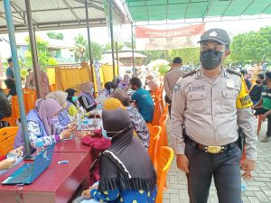 Personil Polsek Pangkalan Kuras Hadiri Vaksinasi di Desa Harapan Jaya
