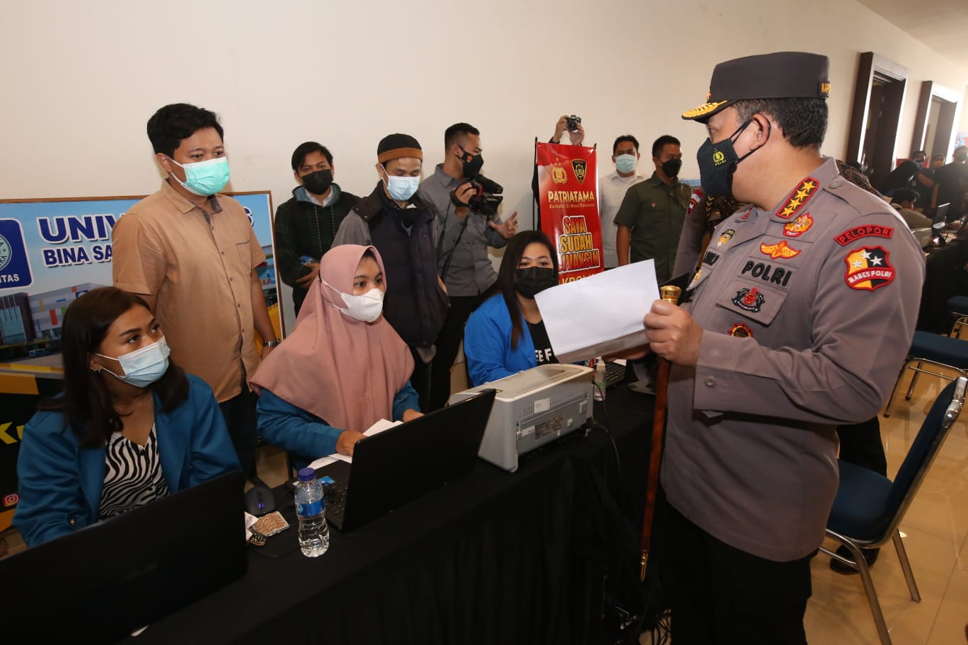 Kapolri Minta Semua Lokasi Pusat Aktivitas Warga Dipasangi Aplikasi PeduliLindungi