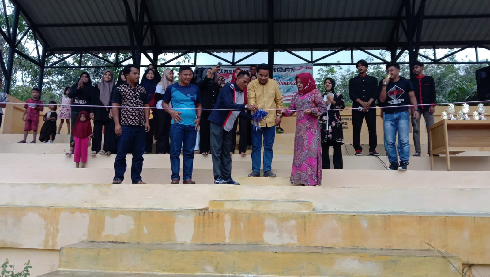 Anggota DPRD Pelalawan Nasaruddin SH, Resmikan Tribun Penonton Desa Air Terjun