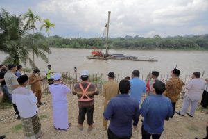 Bupati Mursil Optimis Jembatan Penghubung Dua Kampung di Kecamatan Bandar Pusaka Selesai Tahun 2022 Bupati Mursil Optimis Jembatan Penghubung Dua Kampung di Kecamatan Bandar Pusaka Selesai Tahun 2022