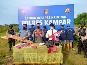 Polres Kampar Expos Ungkap Kasus Penganiyaan dan Pembakaran Mobil Terkait Sengketa Lahan Polres Kampar Expos Ungkap Kasus Penganiyaan dan Pembakaran Mobil Terkait Sengketa Lahan