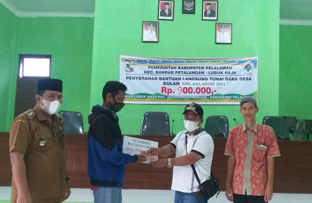 Salurkan BLT-DD, Kades Lubuk Raja, Eri Suparjan S.P,d : Gunakanlah Sebaik-baiknya