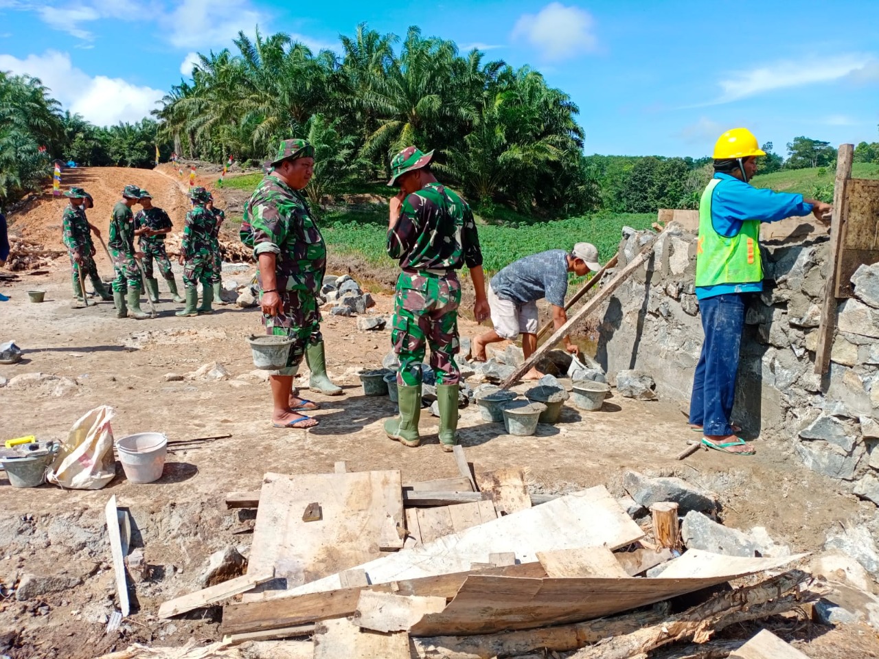 Untuk Keamanan Satgas Kodim 0426/TB Bangun Tanggul Dibibir Gorong-gorong