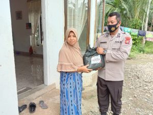 Sambangi Warga, Personel Satbinmas Polres Kampar Bagikan Sembako Untuk Masyarakat Sambangi Warga, Personel Satbinmas Polres Kampar Bagikan Sembako Untuk Masyarakat
