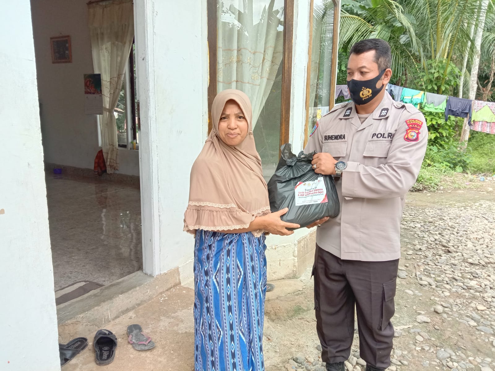 Sambangi Warga, Personel Satbinmas Polres Kampar Bagikan Sembako Untuk Masyarakat