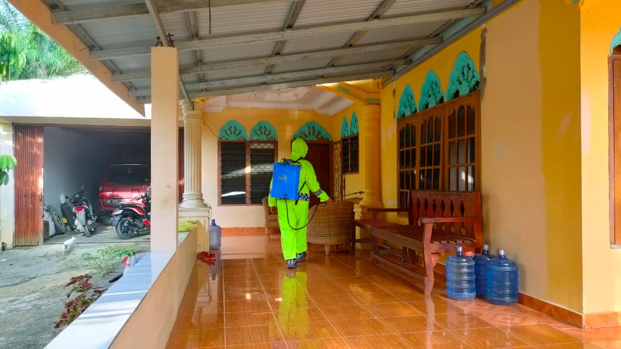 Polsek Pangkalan Kuras Lakukan Penyemprotan Disinfektan di Rumah Pasein  COVID-19