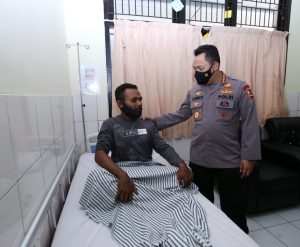Jenguk Anggota Polri Korban Baku Tembak KKB, Kapolri: Kami Bangga Sama Kalian Jenguk Anggota Polri Korban Baku Tembak KKB, Kapolri: Kami Bangga Sama Kalian