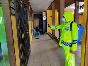 Polsek Pangkalan Kuras Lakukan Penyemprotan Disinfektan di Kantor Kecamatan Polsek Pangkalan Kuras Lakukan Penyemprotan Disinfektan di Kantor Kecamatan