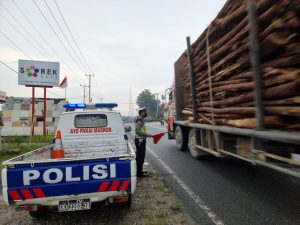 Polsek Pangkalan Kuras Patroli Laka Lantas di Wilayah Rawan Kecelakaan Polsek Pangkalan Kuras Patroli Laka Lantas di Wilayah Rawan Kecelakaan