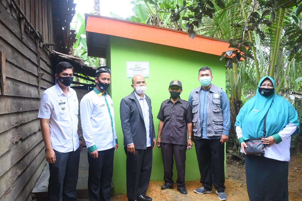 Insyafuddin Serahkan Bantuan Sanitasi Tahun 2021 Kepada Warga Kapung Tumpah