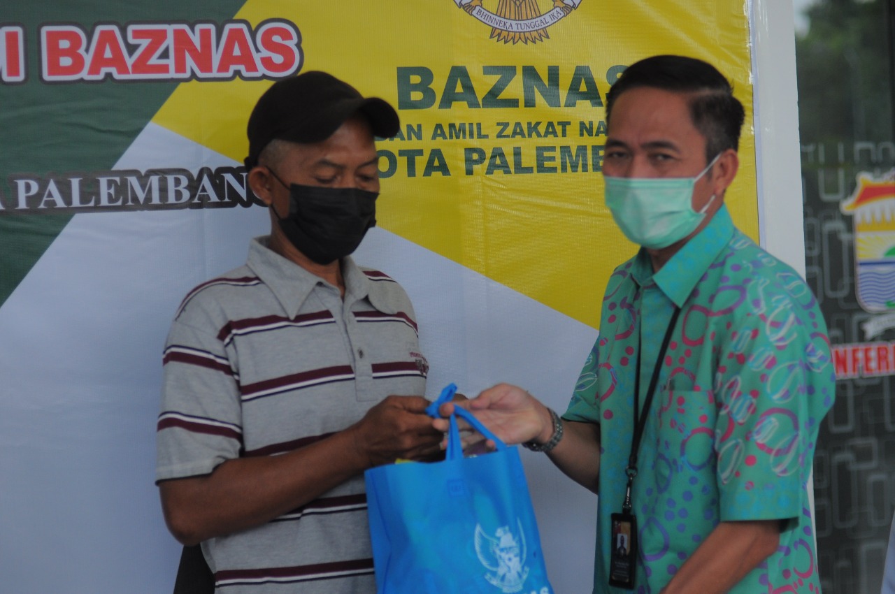 Pemerintah Kota Palembang Bersama BAZNAS Salurkan Santunan Bagi Para Penggali Kubur 