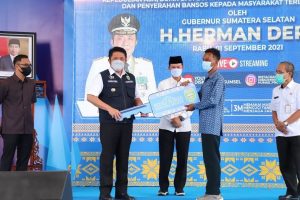 Gubernur Serahkan 35 Kuci Rumah yang Sudah Direnovasi kepada Warga