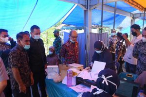 Bupati Tinjau Langsung Vaksinasi Khusus Pedagang Di Pasar Pajak Pagi Kualasimpang Bupati Tinjau Langsung Vaksinasi Khusus Pedagang Di Pasar Pajak Pagi Kualasimpang
