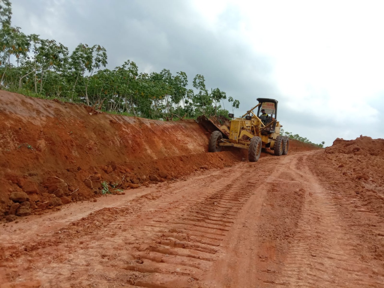 Drainase Jalan Juga Jadi Perhatian Satgas Kodim0426/TB Diruas Jalan Kampung Gunung Tapa Ilir