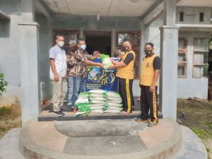 Kapolsek Tapung dan FKPPI Desa Gading Sari Serahkan Bantuan Untuk Purnawirawan dan Warakawuri