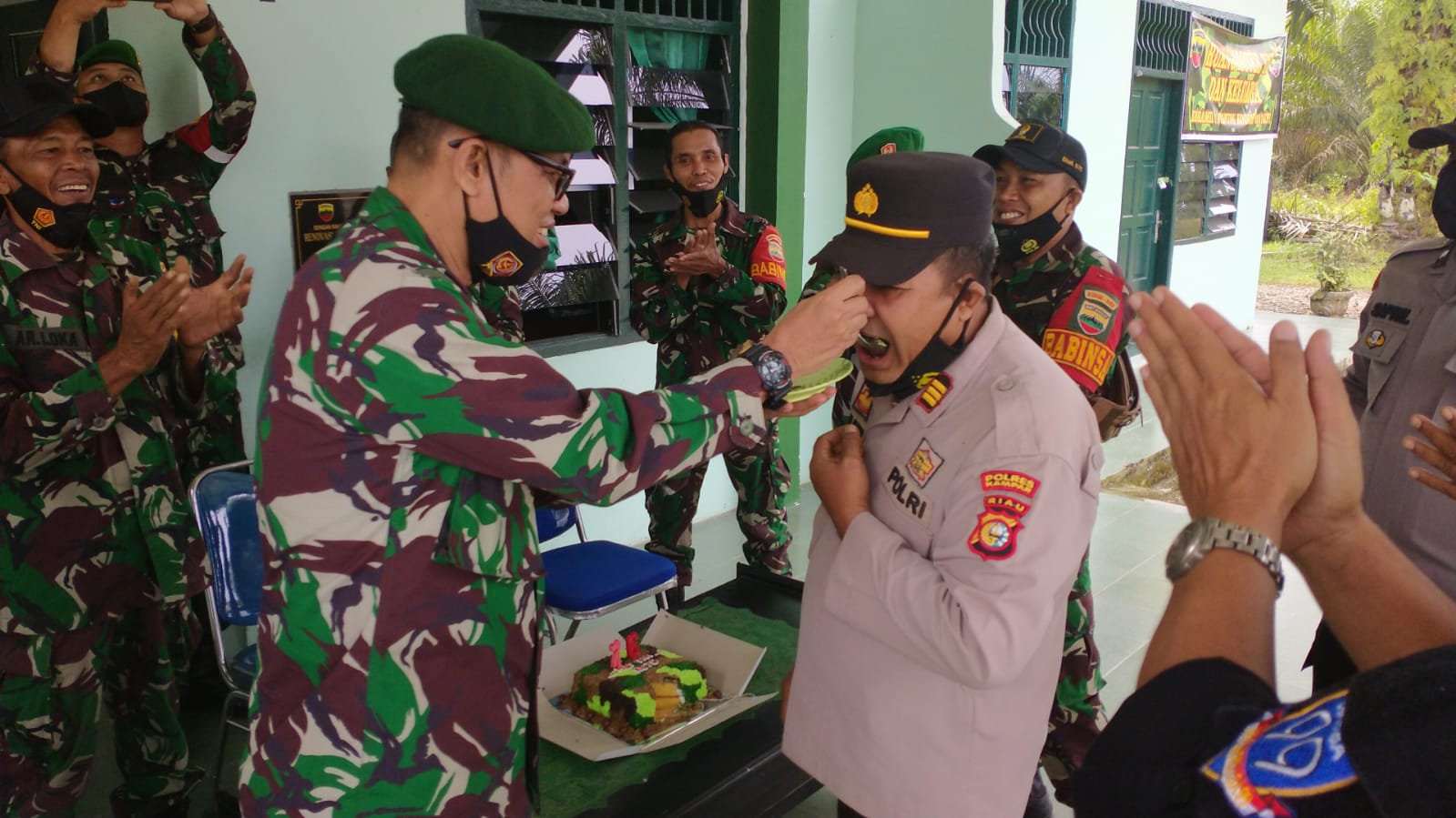 Personel Polsek Tapung Beri Surprise HUT TNI ke-76 Untuk Anggota Koramil 16 Tapung