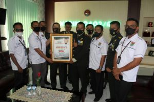 HUT TNI ke 76,SMSI OKI Beri Penghargaan Sahabat Pers Kepada Dandim 0402/OKI-OI