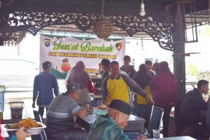 Warga Berharap : Berbagi Makan Siang Gratis Oleh Satreskrim Polres Kampar Terus Berlanjut